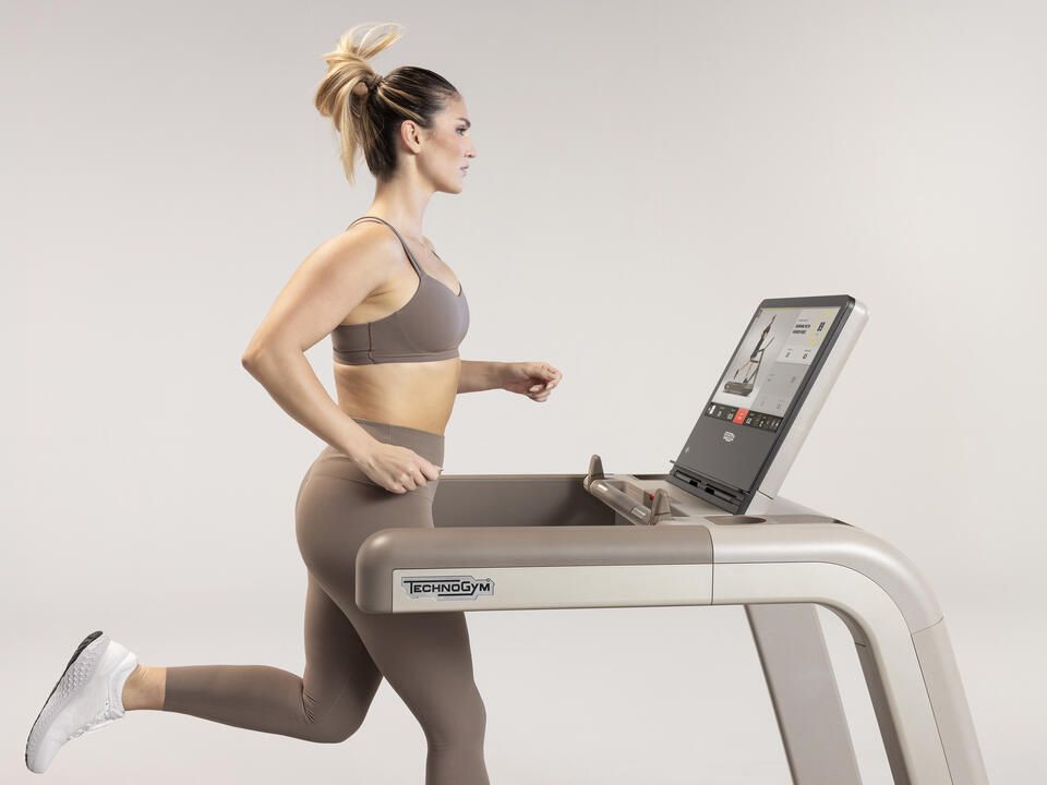 Беговая дорожка TechnoGym Artis Luxury Run