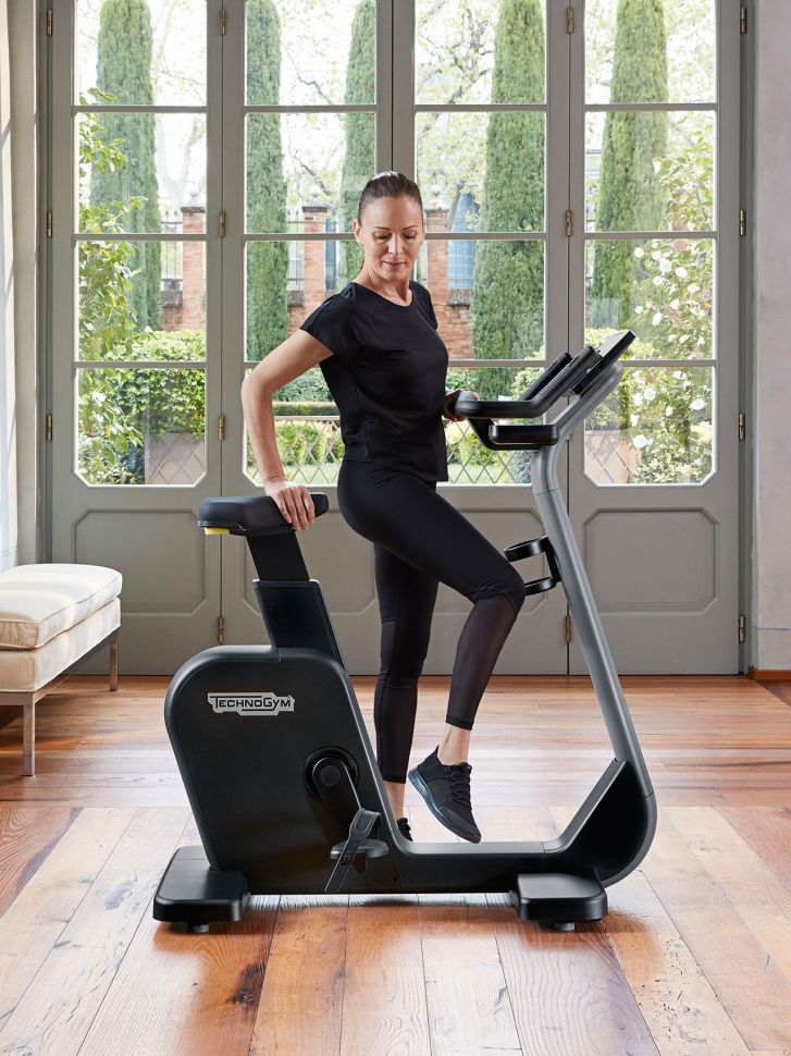 Вертикальный велотренажер TechnoGym Cycle