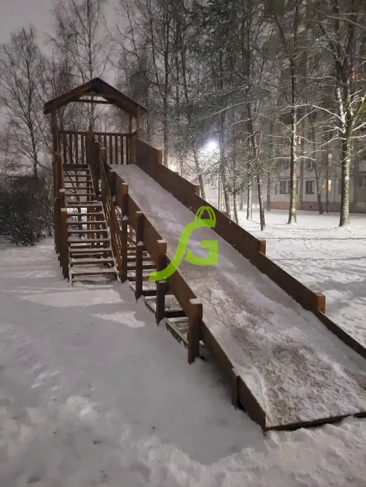 Зимняя деревянная горка IgraGrad Snow Fox Домик (скат 10 м)